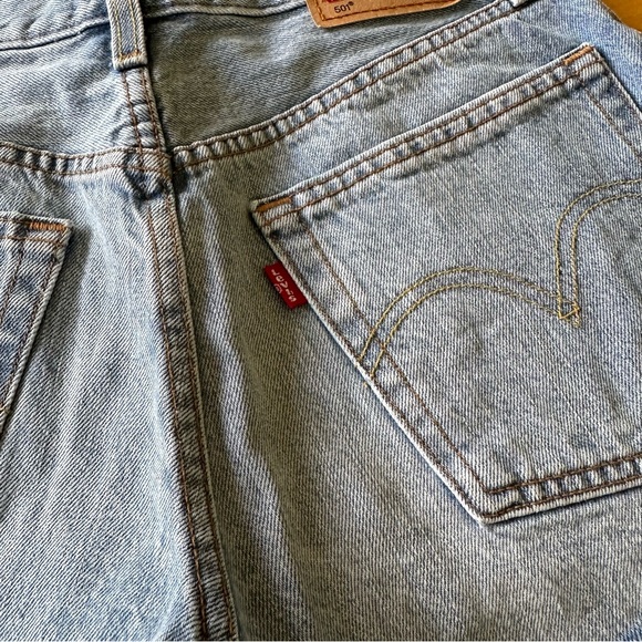 Levi’s medium wash 501 shorts - Picture 5 of 7